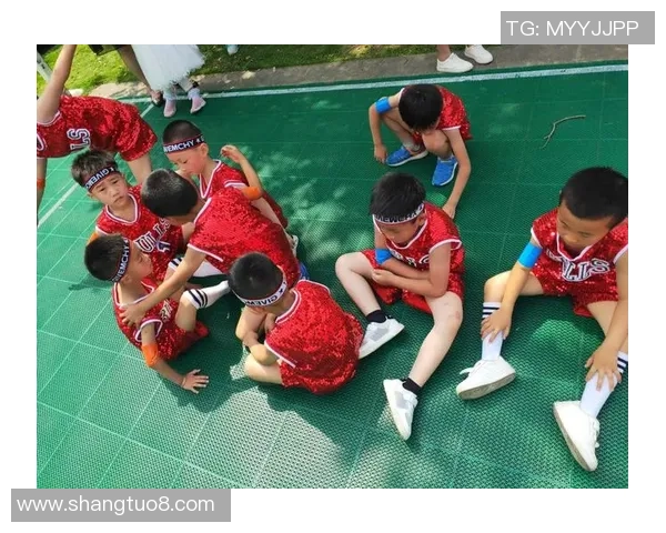 孩子追逐梦想成为足球明星的心路历程与成长故事